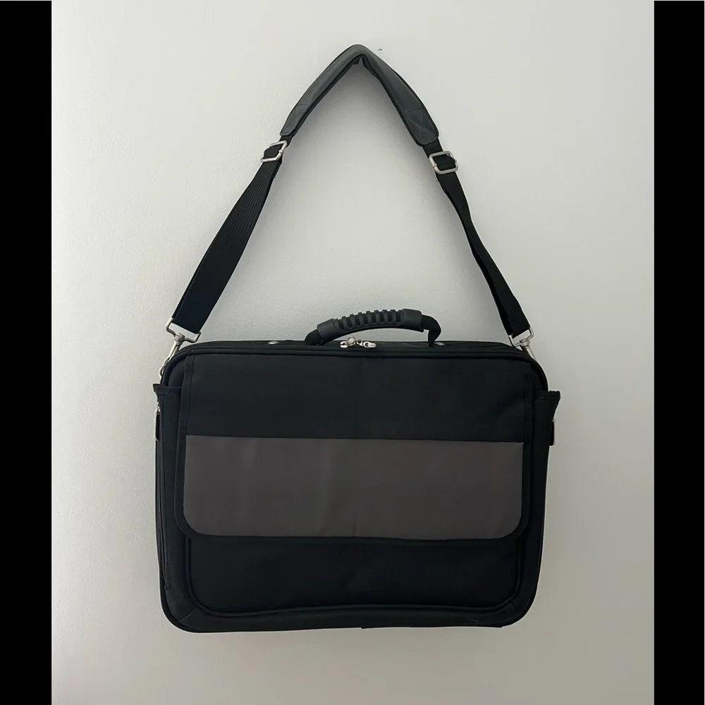 NWOT Foray Laptop/Computer Messenger Shoulder Bag